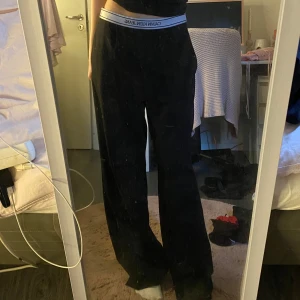 Calvin Klein byxor  - Svarta vida calvin klein byxor