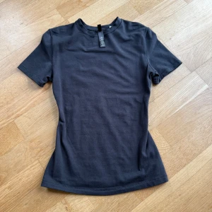 Skims tröja - Helt ny svart skims tröja, cotton jersey i storlek Xs💗 Köpt på NK, men saknar prislapp