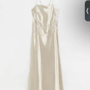 SÖKER!!!! - SÖKER Den här satin klänningen ifrån H&M i storlek XXS ELLER XS ELLER S ❤️hör gärna av dig om du kan tänka dig sälja en🥰🥰