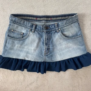 Jeanskjol med volangkant - Supersöt ljusblå jeanskjol med mörkblå volang längst ner💞 Vet inte märket och storlek då det inte finns något och köptes på secondhand! 🤩 Jag skulle säga att den är i 36/S! 💞