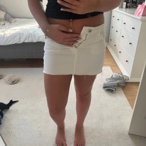 Vit jeanskjol - Jättefin vit jeanskjol som tyvärr inte passar längre! 💞Den har vart använd några få gånger!🤩 jättesöt nu till sommaren! 