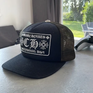 Chrome hearts keps  - Säljer denna lite för feta chrome kepsen i svart färg med camoflauge detaljer, extremt snygg till sommaren och riktigt unik den resten av chrome kepsarna, bara höra av sig vid frågor !!!!
