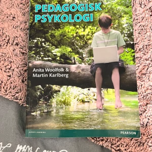 Pedagogisk psykologi - Upptäck hur barn och unga lär sig, utvecklas och motiveras! Den här boken ger dig insikter om lärande, undervisning och motivation, med fokus på aktuella teorier och praktiska tips. Perfekt för dig som pluggar till lärare eller är nyfiken på psykologi i skolan.