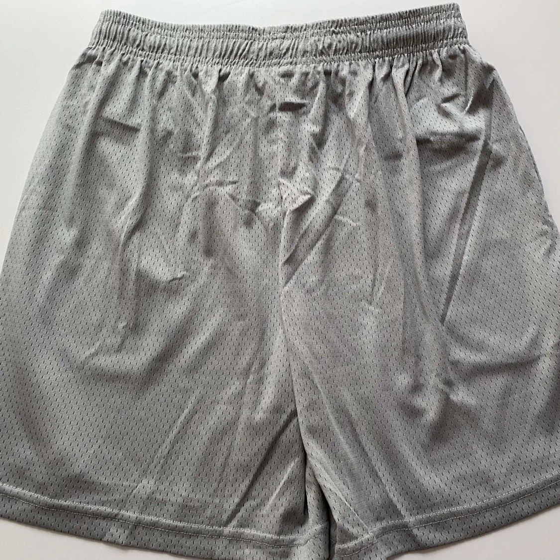 Grå mesh shorts med tryck - 1