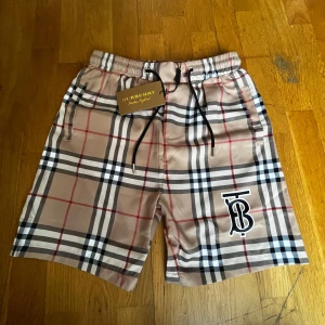 Burberry shorts! - Nyskick med tags och dem är även badshorts eftersom materialet är nylon men du kan även använda dem som normala shorts!