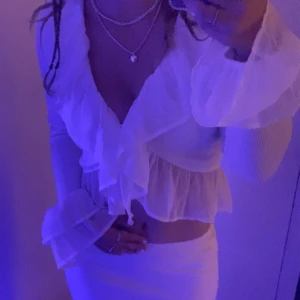 Vit blus - Säljer en supersöt vit blus med volanger i storlek S💕💕