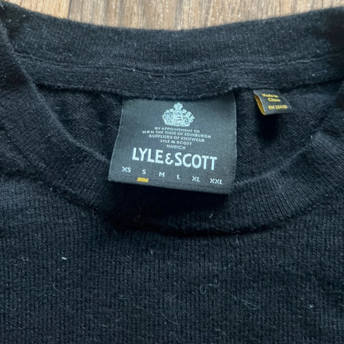 Svart stickad tröja från Lyle & Scott - 1