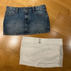 Jeans kjolar - Säljer två snygga minikjolar i storlek 36. Ena är klassisk blå jeanskjol med fem fickor och bälteshällor, den andra är vit med dubbla knappar fram och fickor både fram och bak. Perfekta för en trendig och avslappnad look. Den blåa Jens kjolen är i storlek 36 medans lapparna på den vita kjolen är bortklippta men är med största sannolikhet storlek 36. Kan köpas separat och tillsammans. 150kr per kjol. 🫶