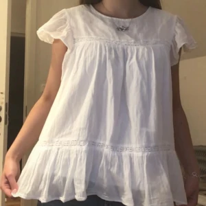 Vit blus - Söt vit blus från Gina tricot i storlek 158/164 men passar mig som har S, kan även passa xs beroende på hur man vill att den sitter. Endast använd fåtal gånger, inga defekter. Bilderna är lånade och inte mina men alla är i samma modell