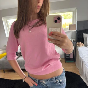 Ljusrosa topp från Kappahl XS - Supersöt ljusrosa topp från Kappahl, modellen har rund halsringning och halvlånga ärmar, perfekt till jeans eller kjol. Enkel och snyggt att ha till en lätt sommar outfit🌸🌸