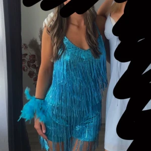 Fransklänning  - Säljer denna klänning, köpt från Shein. Använd endast 1 gång till en temafest. Klänningen har knyte i ryggen och i nacken, samt dragkedja där bak. Den första bilden är tagen själv, de andra två  är från sheins hemaida. 