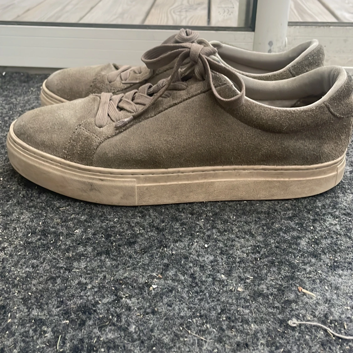Beige mockasneakers med snörning - 2