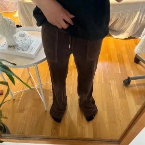 Juicy couture byxor  - Säker mina bruna byxor från juicy couture, använda max 10ggr och säljer pga att de inte kommit till användning
