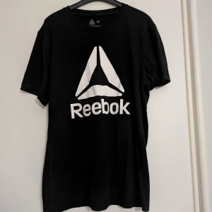 Träningströja Reebok Supremium tee - Härlig träningstshirt från Reebok Supremium tee. Kan förekomma lite ytnoppor, men den är i väldigt bra skick. 
