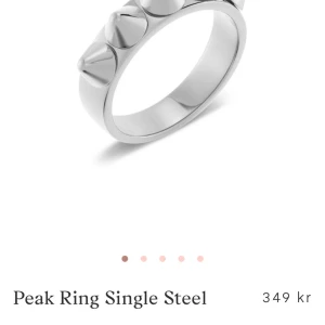 Peak Ring Single - Edblad - ‼️Kontakta innan köp‼️Stl : M 17,5. Nästan aldrig använd! Helt nytt skick. Vill gärna byta mot en i guld i M eller S💗