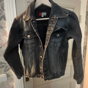 Jeansjacka - Helt oanvänd!!! Inga defekter ❤️hör av vid frågor 