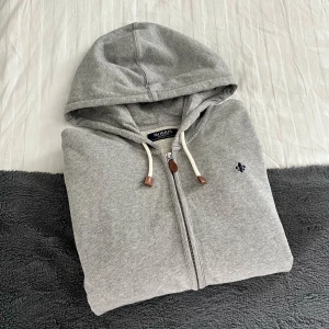 Morris Zip Hoodie  - Säljer denna mycket snygga zip Hoodie från Morris i storlek M. Fint skick. Kan även passa en större S. Hör gärna av er vid funderingar🙌