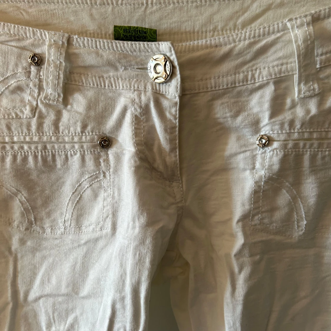 Y2K, Lågmidjade, utsvängda, vita byxor från Refree - 2