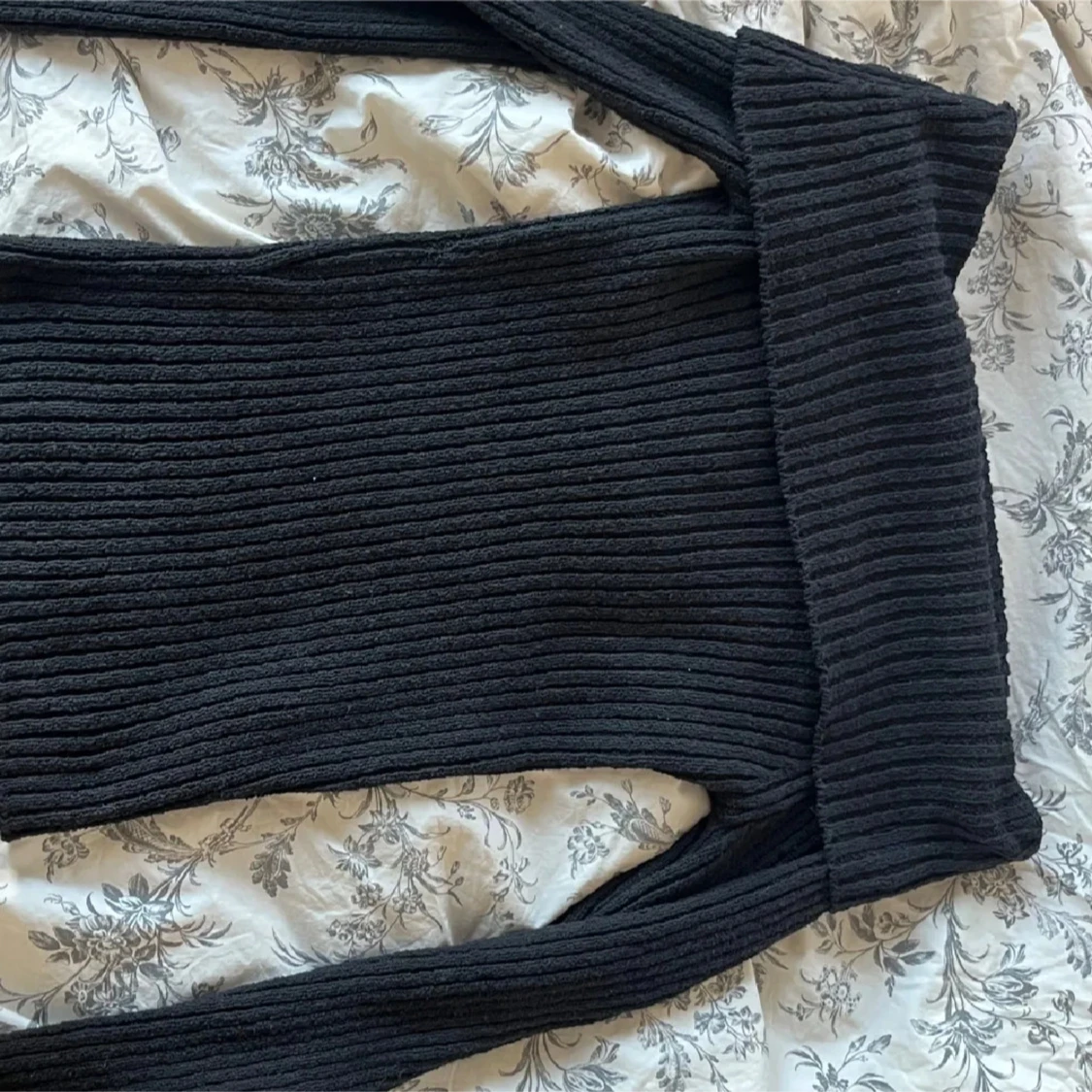 Svart ribbad offshoulder klänning - 1