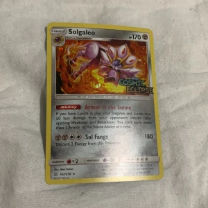 Solgaleo (Cosmic Eclipse 142/236) - Coolt Pokémonkort med Solgaleo från Sun & Moon: Cosmic Eclipse-serien! Kortet har en extremt cool effekt och är perfekt för samlare eller dig som vill boosta din lek. Solgaleo har starka attacker och en unik förmåga. Perfekt för unga Pokémonfans! Detta kort är svårt att få tag i  packs, och en superboost för just din samling! Pris kan diskuteras