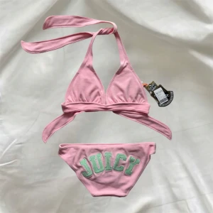 Deadstock Juicy Couture bikini 2000s mcbling  - super het ljusrosa Juicy Couture bikini i helt nytt skick- aldrig använd, ny med lappar och hygienplasten sitter kvar 🩷båda delar är i storlek s