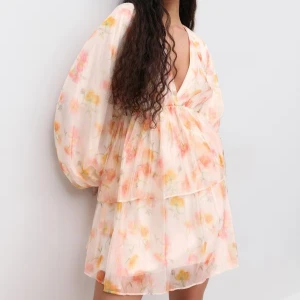 Blommig klänning från Gina tricot - Sämjer denna sjukt fina klänning från gina som är super populär och eftertraktad och även helt slutsåld! har aldrig använt klänningen och alla  lapparna sitter kvar. skriv privat om fu har några frågor eller vill ha bild på något specifikt 🤍🤍 