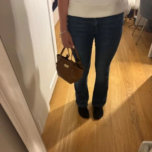 Mörkblå bootcut jeans från only - Snygga mörkblå jeans med bootcut passform.priset går att diskutera!❤️