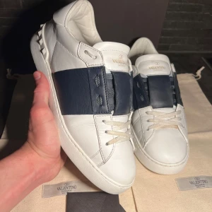 Valentino Garavani Open sneakers vit/blå - Snygga Valentino Garavani Open sneakers. Storlek 39 sitter som 40, skick 8/10 sparsamt använda. Tillbehör/OG allt nypris 7’200kr