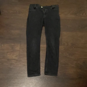 Svarta jeans  - Snygga svarta jeans med klassisk femficksdesign och dragkedja i gylfen. Jeansen har en smal passform och är tillverkade i ett stretchigt denimtyg som sitter tajt längs benen. Perfekta för en stilren och enkel look. Vet ej vilket märke men det är inget fel på dom! Kom med frågor!