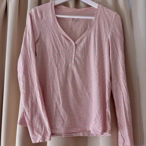 söt pyjamas  - Supermysig vit/rosa randigt pyjamas sett. Om fler bilder önskas eller vid frågor kontakta mig💋