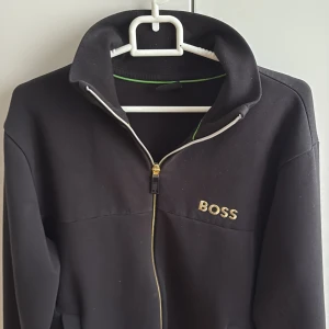 Hugo boss ziptröja - Hugo boss ziptröja. Svart med guldig zip och logga. Storlek: S. Inga defekter✅. Nypris:Ca 2000 kr. Mitt pris:999 kr