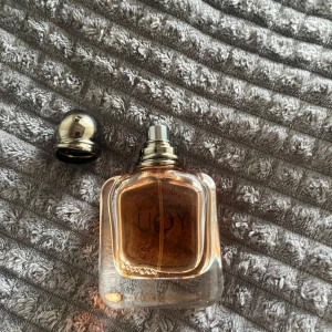 Emporio Armani Stronger With You parfym - Emporio Armani Stronger With You parfym i en stilren, fyrkantig glasflaska med rund, silverfärgad metallkork. Doften har en varm bärnstensfärgad vätska och flaskan har tydlig logga framtill. Perfekt för dig som gillar eleganta och moderna dofter.