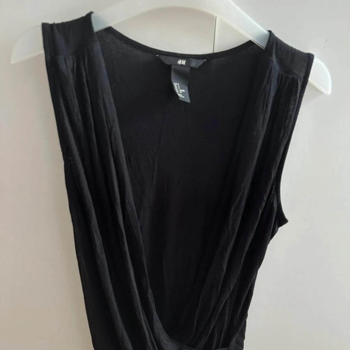 Svart omlott ärmlös topp H&M