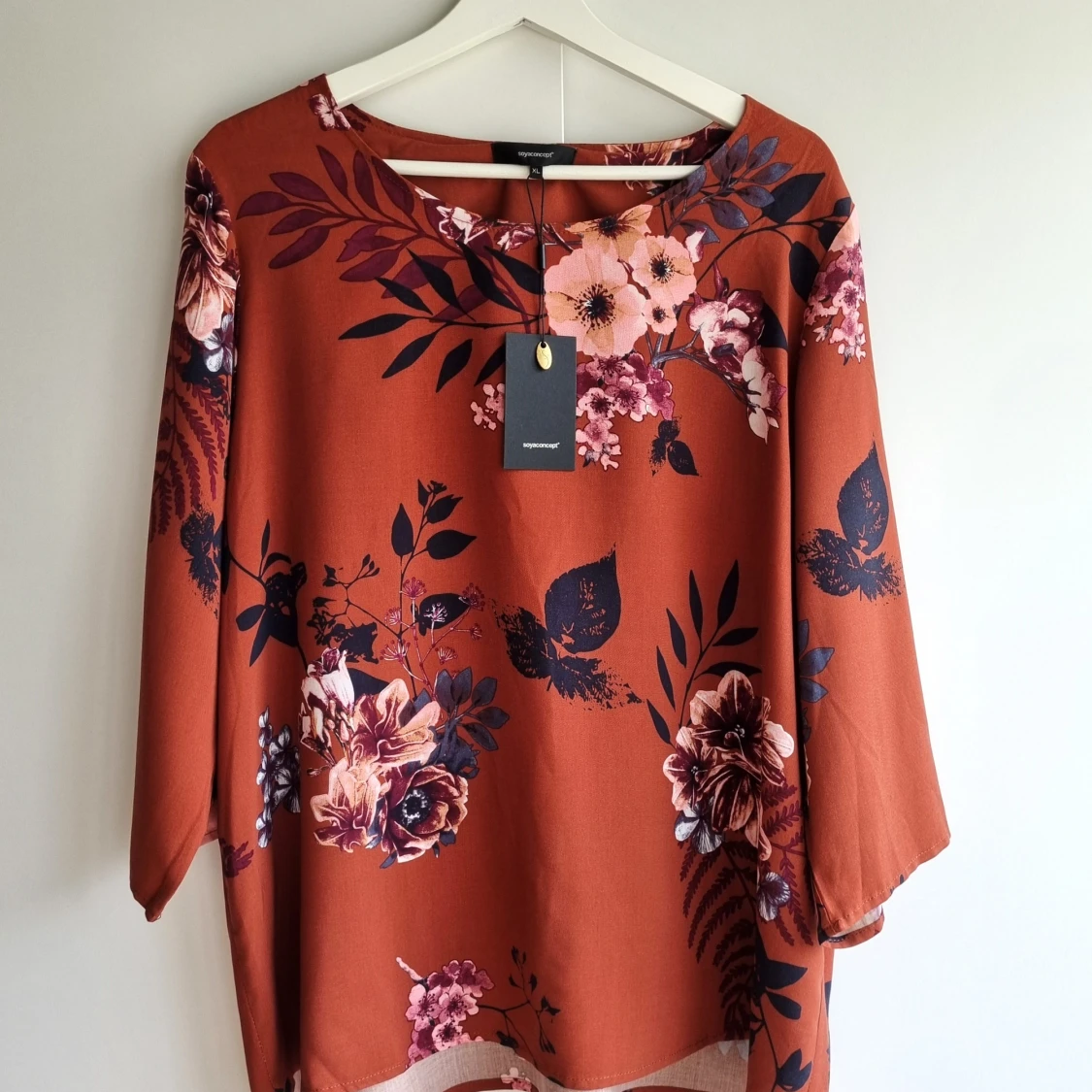 Blommig rostfärgad blus från Soyaconcept