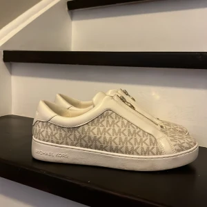 Michael Kors skor - Använda cirka 5 gånger, bra skick. Prisförslag kan diskuteras vid snabb affär