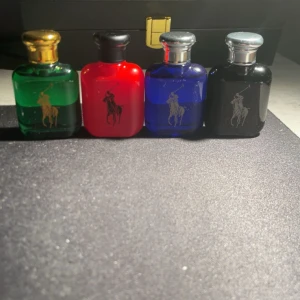Polo Ralph Lauren parfymset 4x15ml - Fyra miniflaskor Polo Ralph Lauren Eau de Toilette: en röd, en blå och en svart. Klassiska sommar dofter. Varje flaska rymmer 15 ml och kommer i matchande färgglada kartonger. Alla är hela förutom den röda som har ungefär 7 ml. Säljer tillsammans för 320kr och 100kr styck. Priset på den röda kan diskuteras 💯 NOTERA GRÖNA ÄR SLUTSÅLD