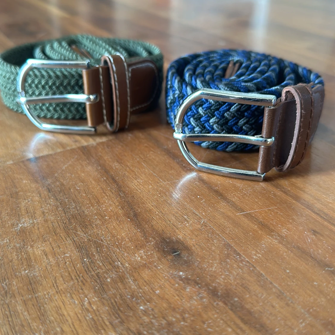 Två flätade bälten i grönt och blått - 4