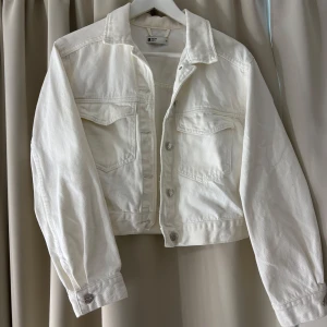 Vit jeansjacka  - Snygg vit jeansjacka från Gina Tricot. Passar perfekt nu till sommaren. Om fler bilder önskas eller vid frågor kontakta mig💋