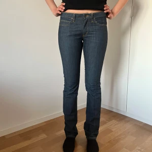 Mörkblå bootcut jeans  - Snygga mörkblå jeans med klassisk bootcut och låg midja. Endast använda en gång, jättesköna och passar till allt. Storlek 36 (S)