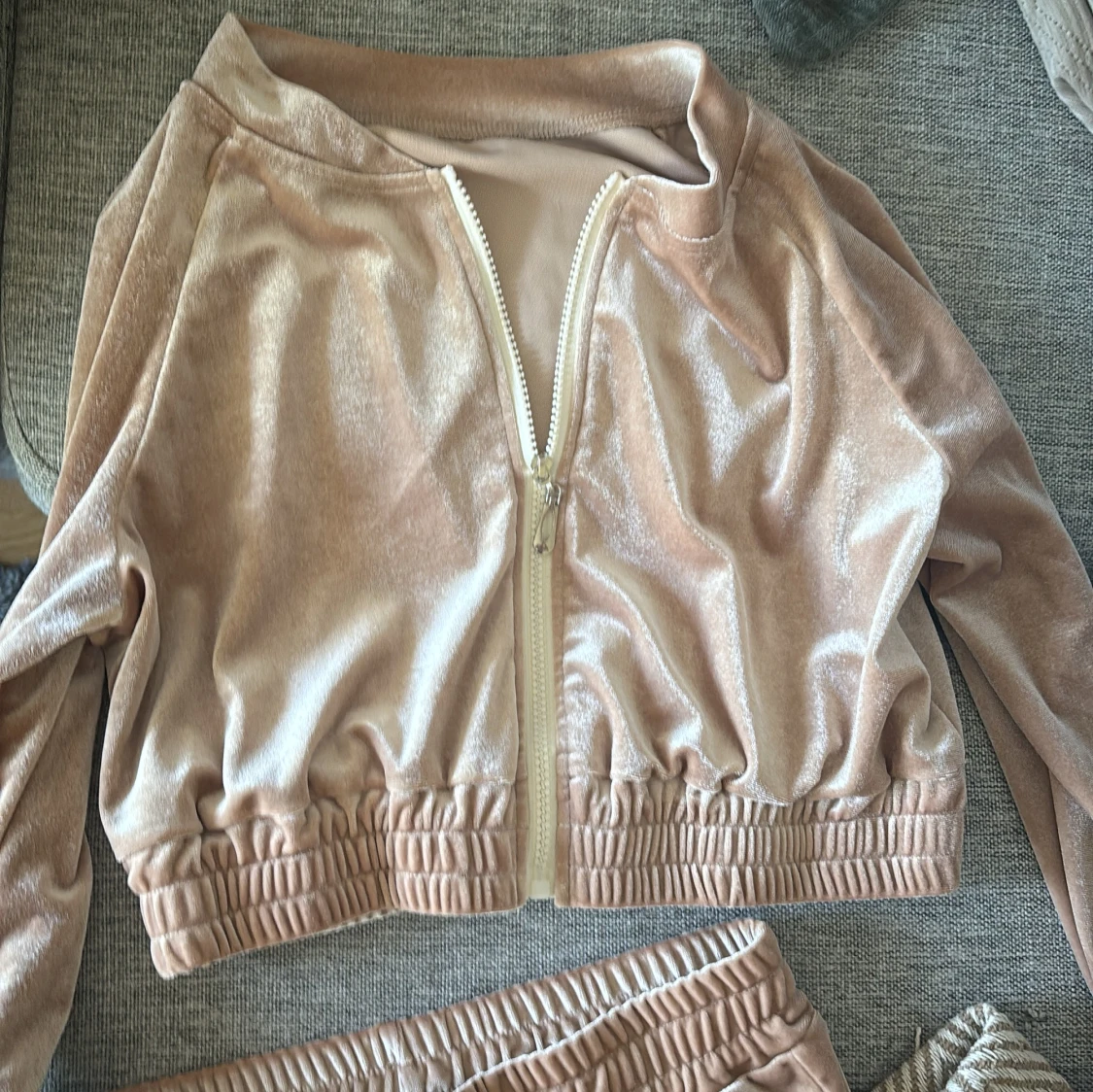 Beige sammetsset med croppad jacka - 1