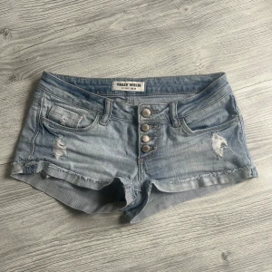 Jeansshorts - Snygga ljusblå jeansshorts från Tally Weijl med slitna detaljer. Modellen är lågmidjad. Skriv för mått