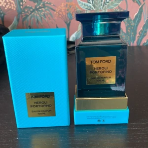 Tom Ford Neroli Portofino runt 75 ml  - Tom Ford Neroli Portofino Eau de Parfum . Flaskan är lyxigt blå med guldiga detaljer och har en stilren, fyrkantig form. Kommer i en snygg turkos ask med matchande guldetikett. Perfekt för dig som gillar exklusiva och fräscha dofter.