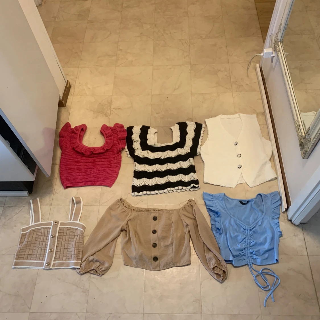 6 trendiga toppar i olika färger och stilar