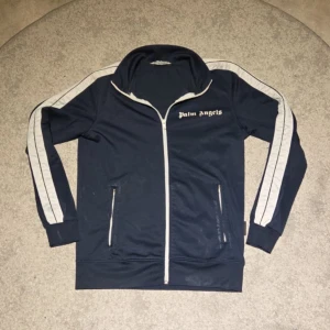 Palm Angels blå vindjacka  - Palm Angels tröja i färgen mörk blå. Har används några gånger och den passar till typ allt. Inga skador eller synliga skar