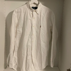 Ralph lauren skjorta - Tja! Säljer denna fina Ralph Lauren skjorta för endast 399kr. Den är i fint skick utom att den är lite fläckig men det märks inte vi användning. Den är i storlek 16 men det motsvarar L och kan också passa M.  Jag kan gå er i pris!