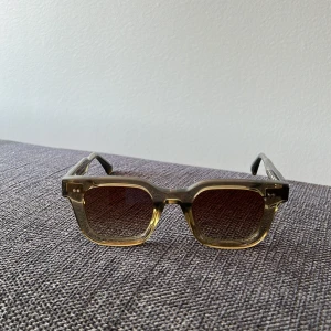 Gröna CHIMI solglasögon fyrkantig modell - Snygga solglasögon från CHIMI i transparent grön acetat med fyrkantiga bågar och bruna tonade glas. Modellen är 04! Använda ungefär 2-3 gånger så i princip helt nya! 