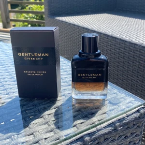 Givenchy Gentleman Réserve Privée EdP - Säljer nu denna skit goda parfym ifrån givenchy. Org 60ml men nu ungefär 32ml kvar. Korken sitter inte riktigt bra men funkar ändå. Hör av dig vid funderingar!🙌