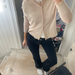 Bootcut blå jeans mango  - Säljer dessa jeans som dessvärre inte kommit till användning. Har använts 2 gånger. Köptes i våras, i mars 2025