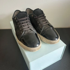 Lanvin skor - Helt förstörda lanvin skor. Skornas insida är helt trasig som syns på bilderna. Insulorna är också förstörda därav fås det med andra Insulor. Ena skon har även börjat gå upp lite vilket syns på sista bilden. Storlek 11 motsvarande 45/46 Box och extra skosnören fås med. Skriv vid minsta fundering.