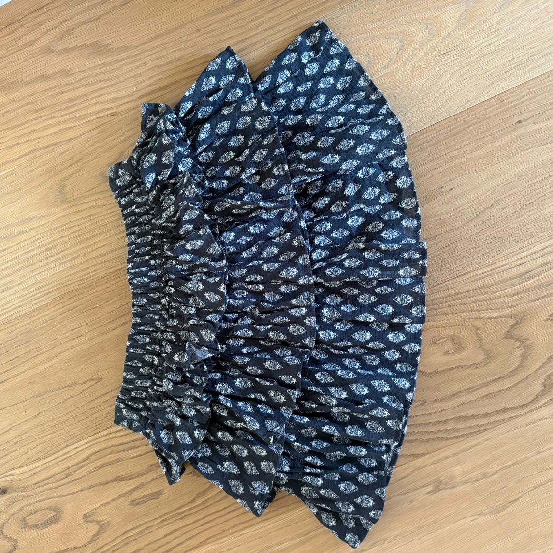 Svart volangkjol med mönster - 1